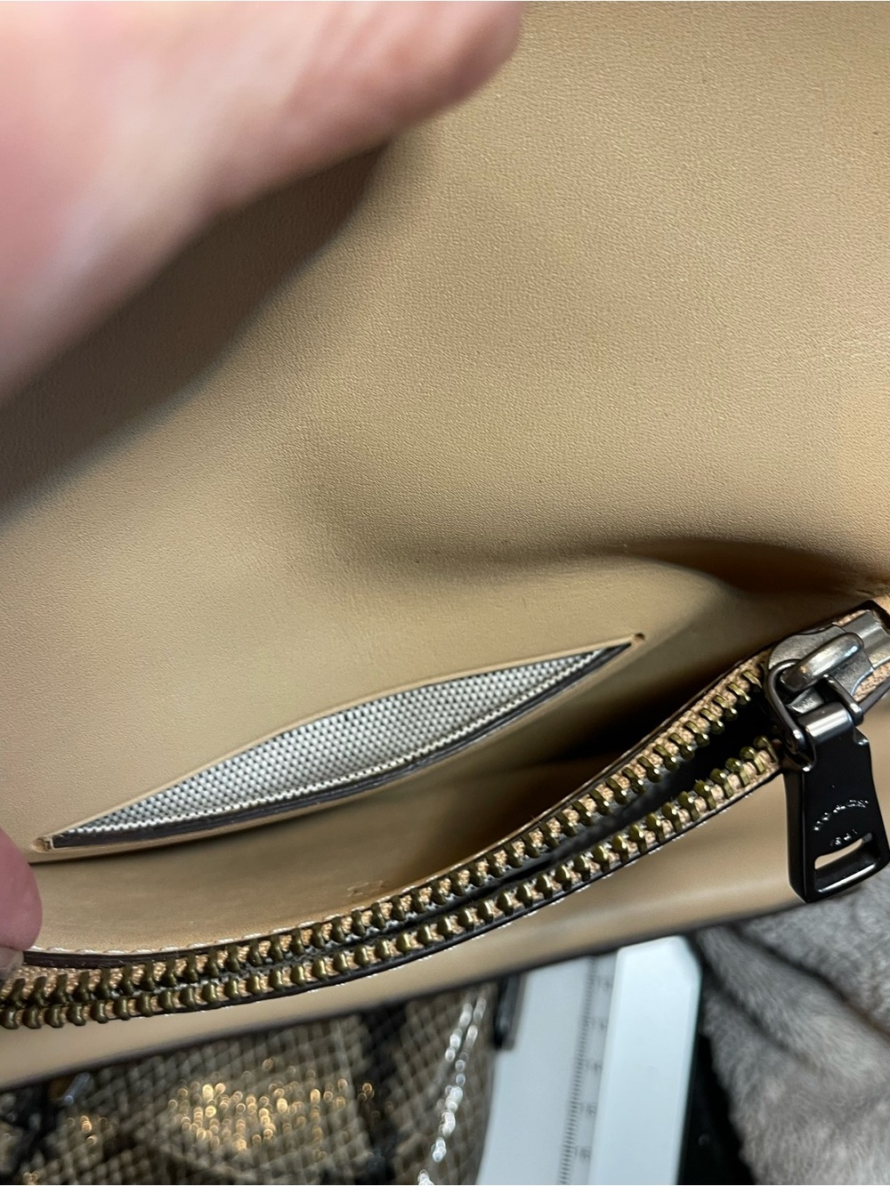 Coach Cream Leather Shoulder Bag with Metallic Link Trim - Picture 5 of 10